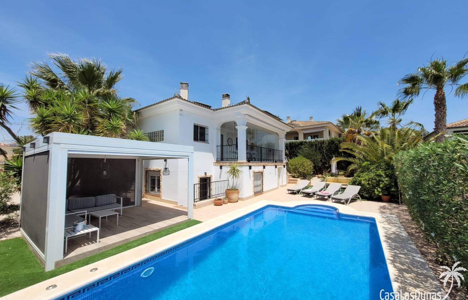 Die Villa El Sueño am Rande von La Marina (San Fulgencio) bietet dank ihrer erhöhten Lage einen luxuriösen Rückzugsort mit atemberaubendem Panoramabl