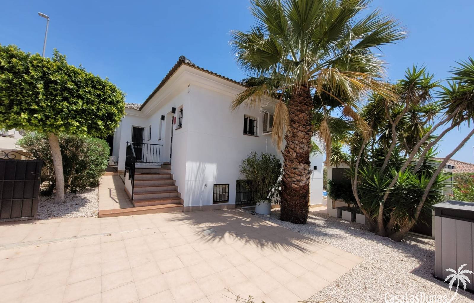 Die Villa El Sueño am Rande von La Marina (San Fulgencio) bietet dank ihrer erhöhten Lage einen luxuriösen Rückzugsort mit atemberaubendem Panoramabl