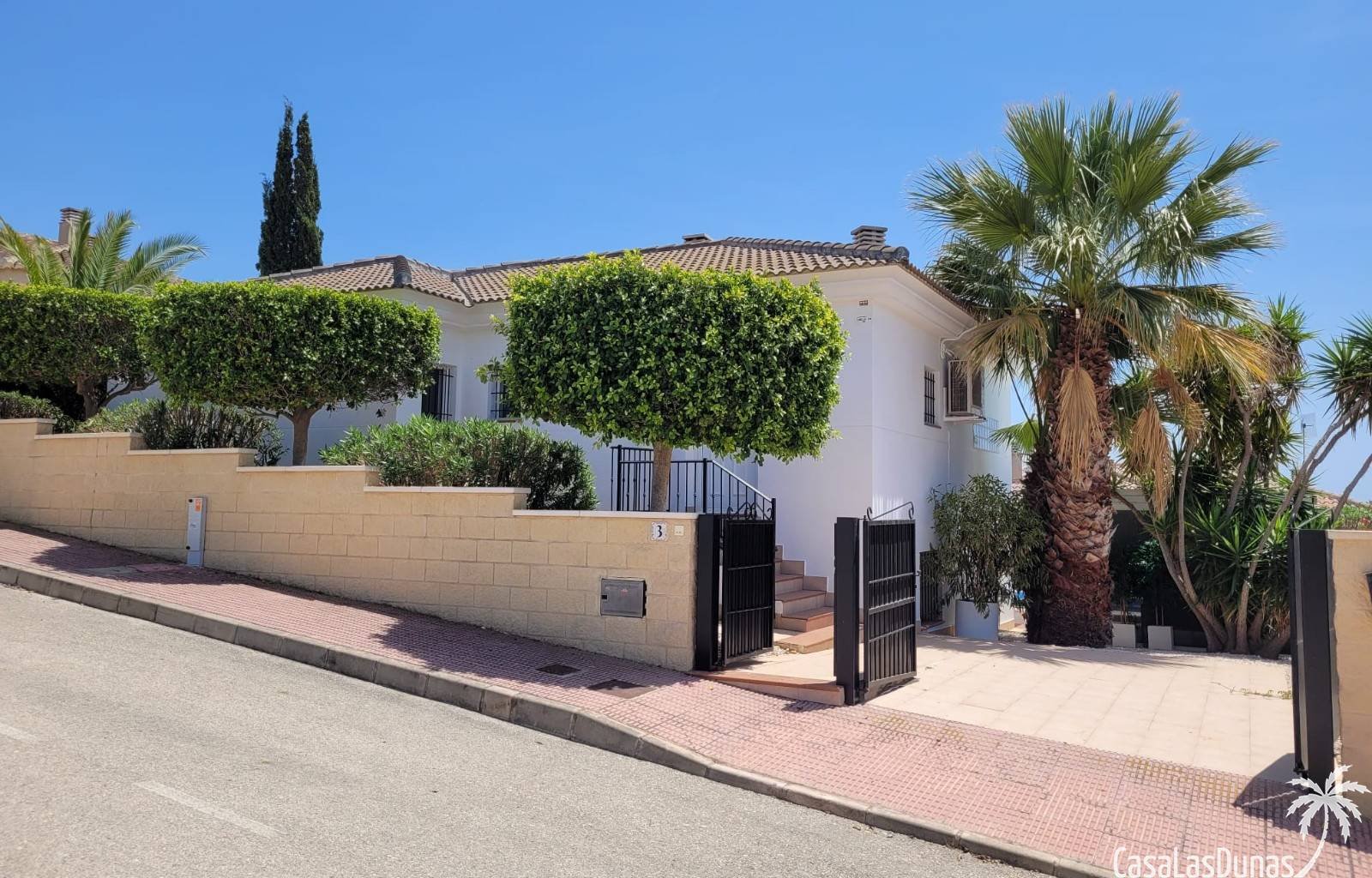 Die Villa El Sueño am Rande von La Marina (San Fulgencio) bietet dank ihrer erhöhten Lage einen luxuriösen Rückzugsort mit atemberaubendem Panoramabl