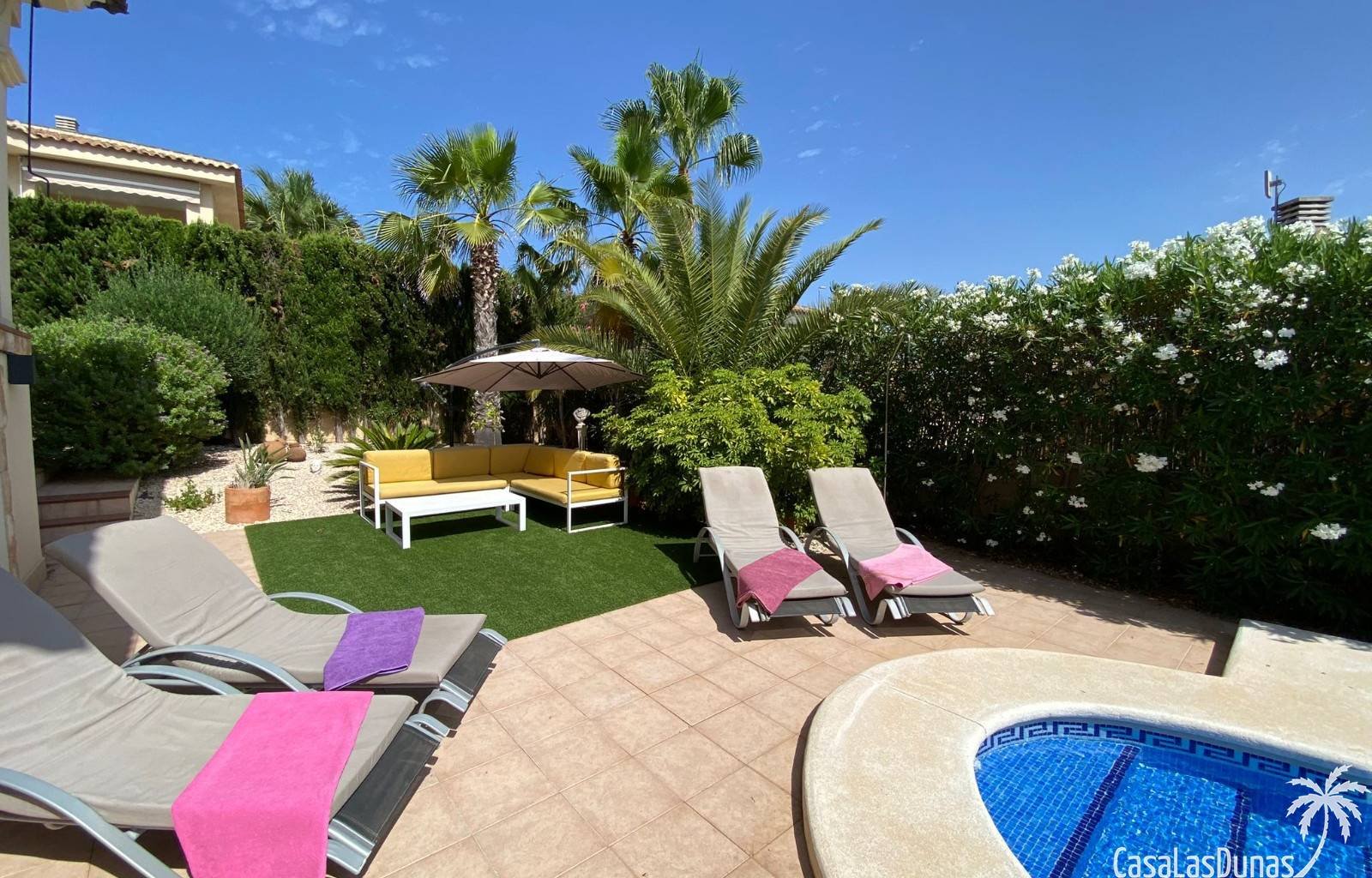 Die Villa El Sueño am Rande von La Marina (San Fulgencio) bietet dank ihrer erhöhten Lage einen luxuriösen Rückzugsort mit atemberaubendem Panoramabl