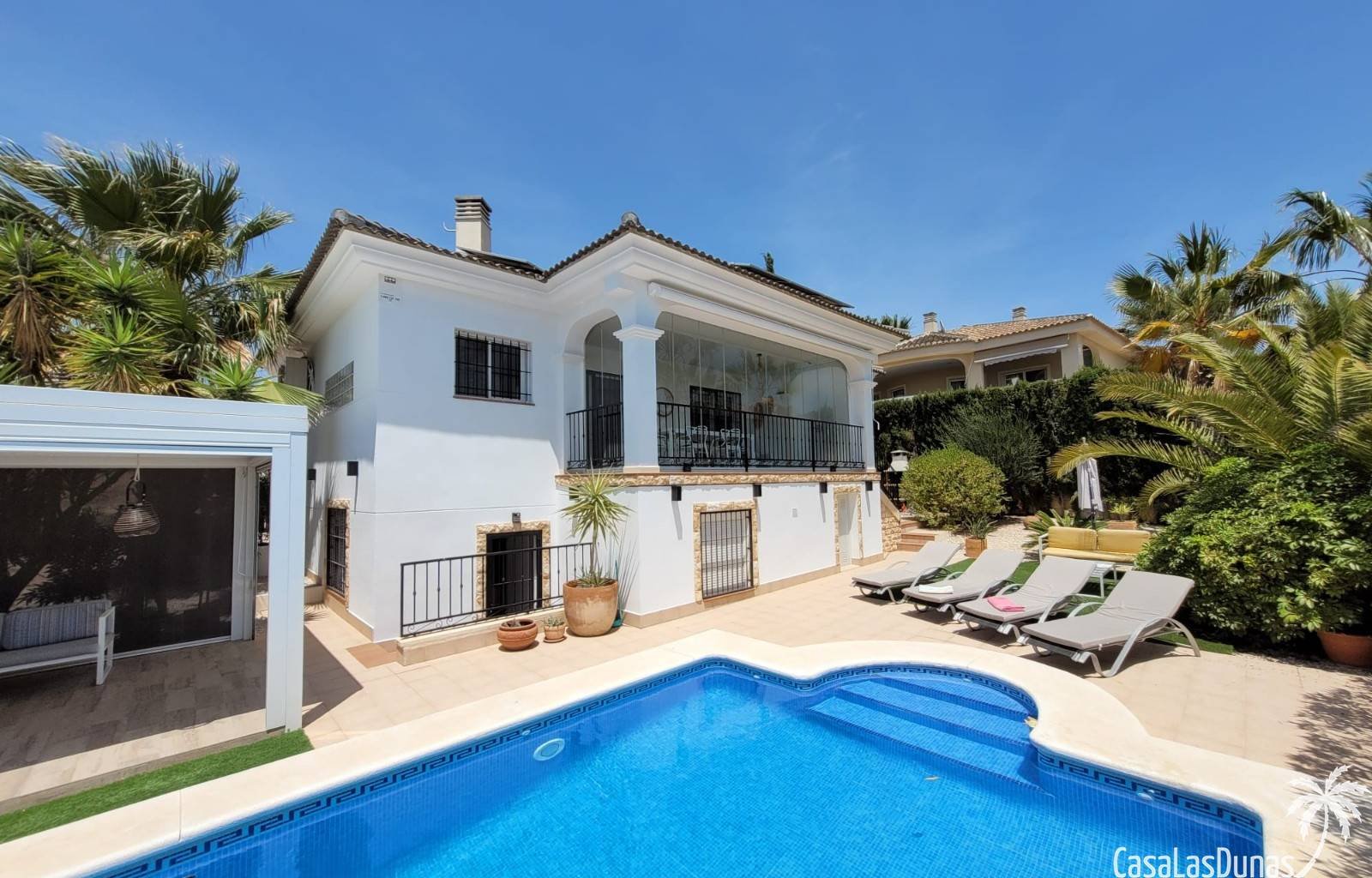 Die Villa El Sueño am Rande von La Marina (San Fulgencio) bietet dank ihrer erhöhten Lage einen luxuriösen Rückzugsort mit atemberaubendem Panoramabl