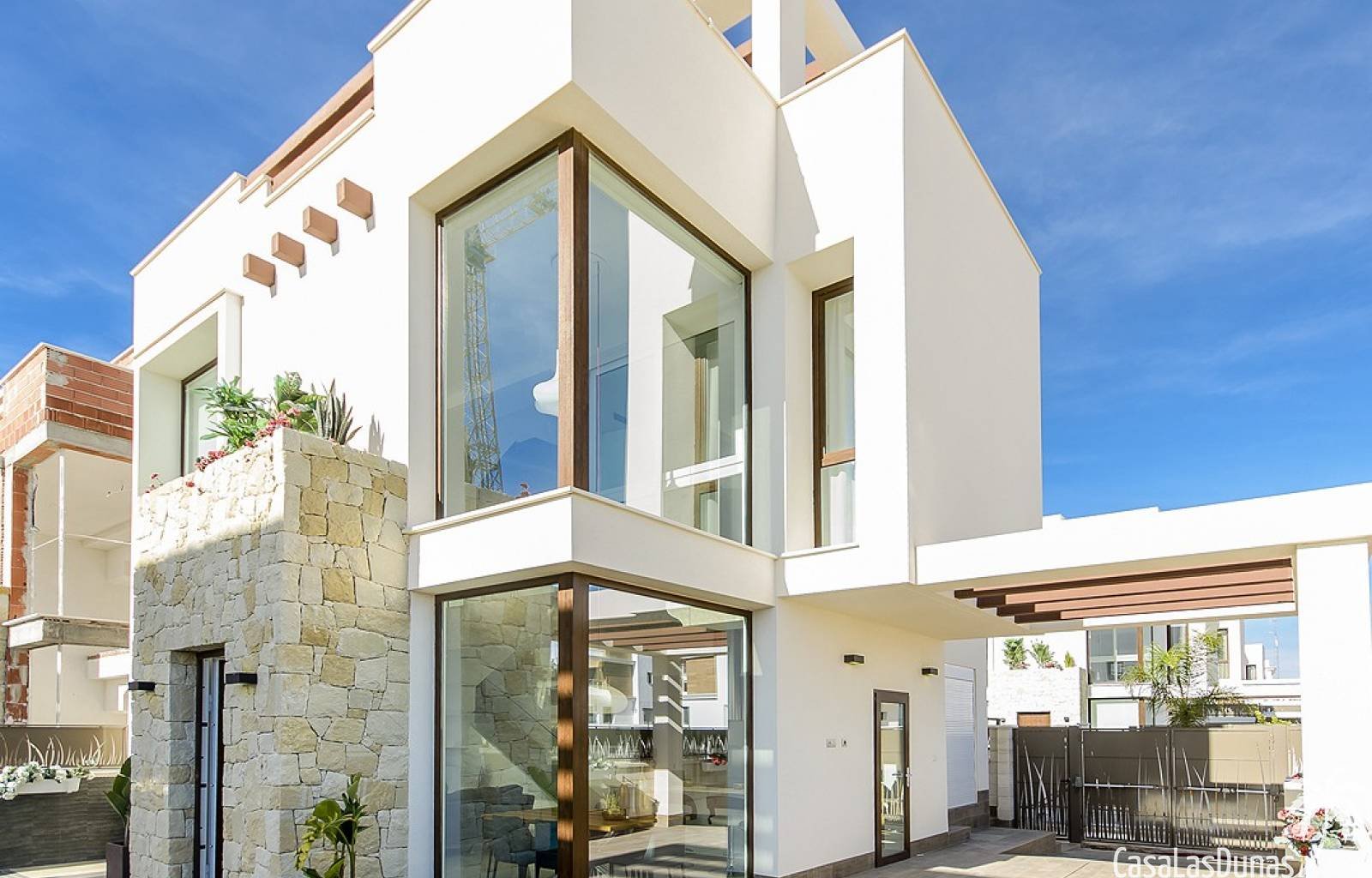  Diese Residenz, bestehend aus 16 freistehenden Villen, wird derzeit nur 3 Gehminuten von den ausgezeichneten Sandstränden von Mar Menor entfernt geba