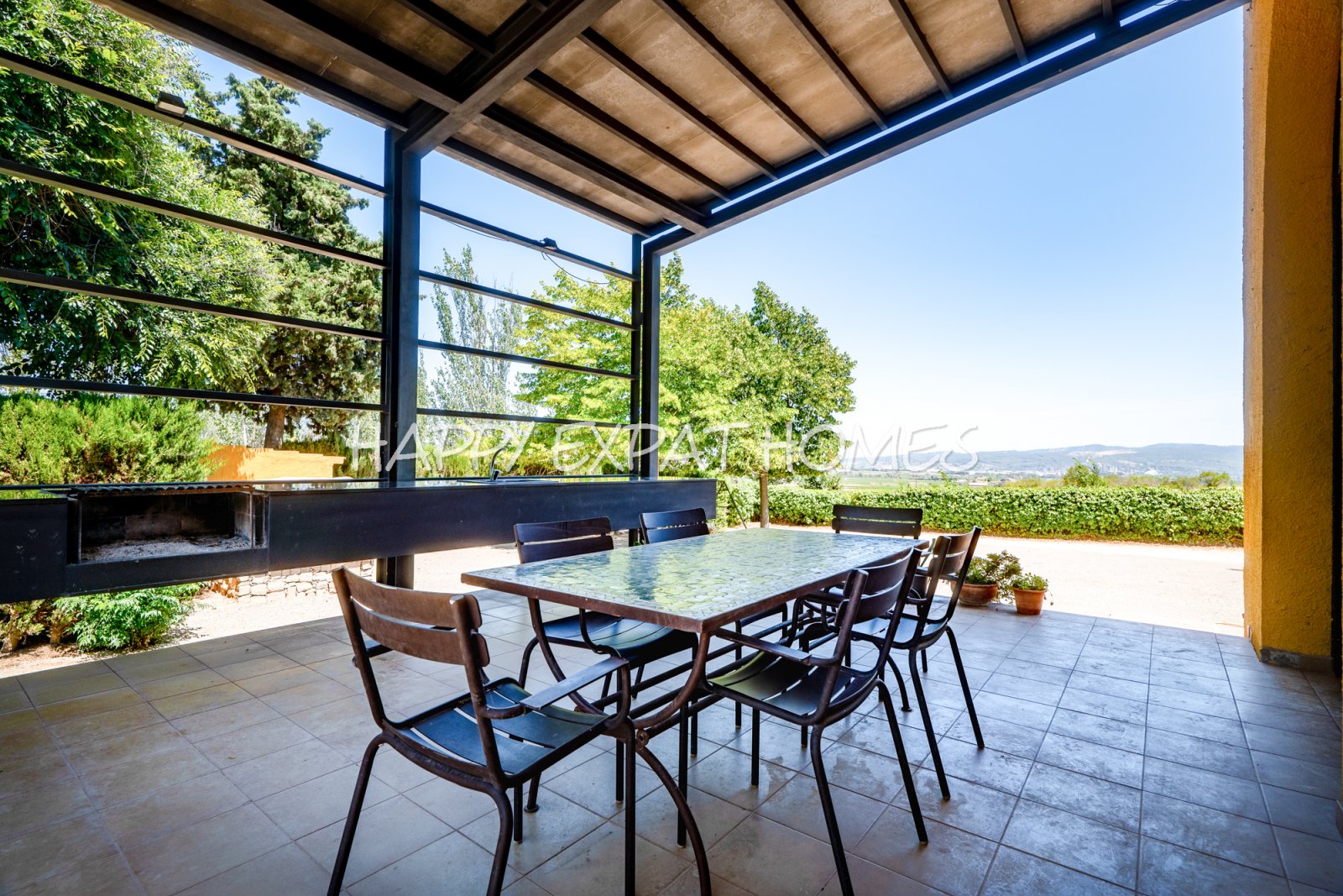 Dieses absolut atemberaubende, modernisierte Landhaus ist in natürliches Licht getaucht und verfügt über hohe Fenster, einen Salzwasserpool, Pferdestä