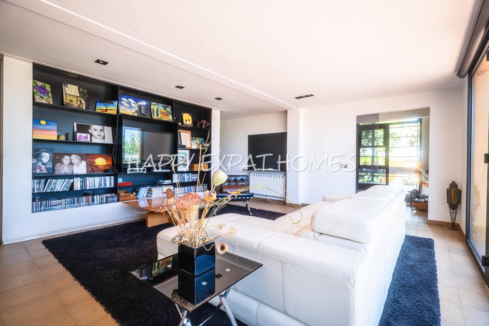 Dieses absolut atemberaubende, modernisierte Landhaus ist in natürliches Licht getaucht und verfügt über hohe Fenster, einen Salzwasserpool, Pferdestä