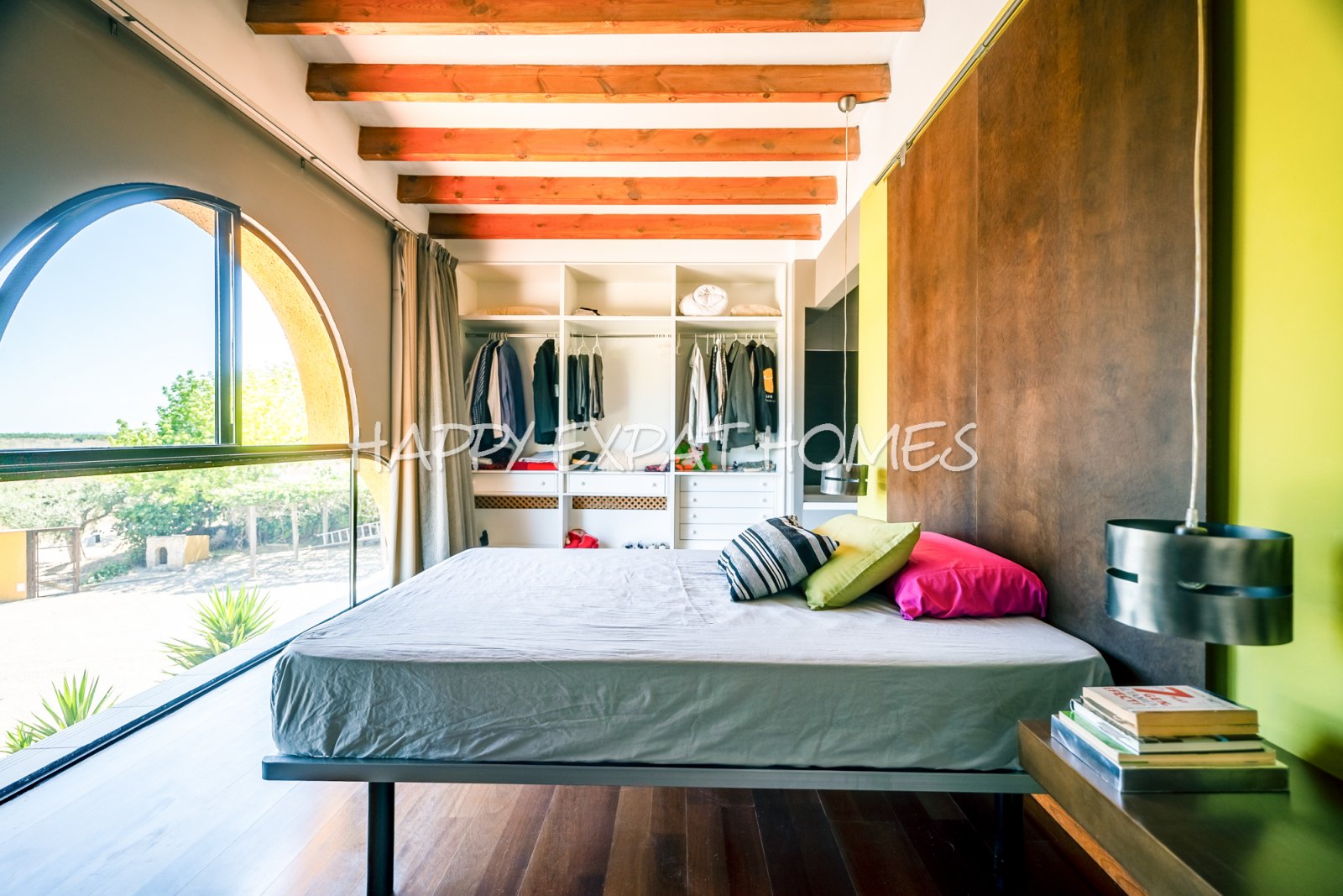 Dieses absolut atemberaubende, modernisierte Landhaus ist in natürliches Licht getaucht und verfügt über hohe Fenster, einen Salzwasserpool, Pferdestä