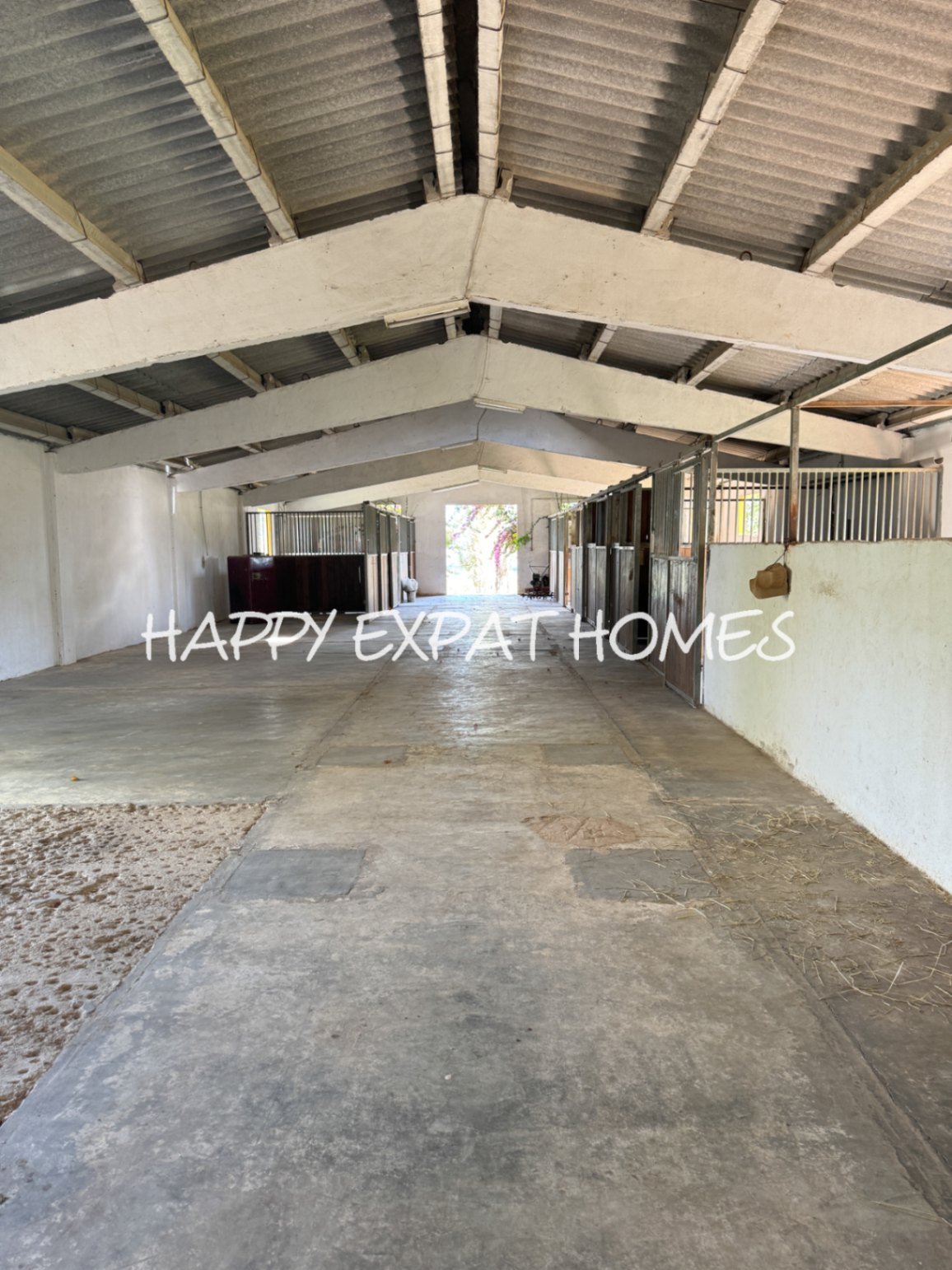 Dieses absolut atemberaubende, modernisierte Landhaus ist in natürliches Licht getaucht und verfügt über hohe Fenster, einen Salzwasserpool, Pferdestä