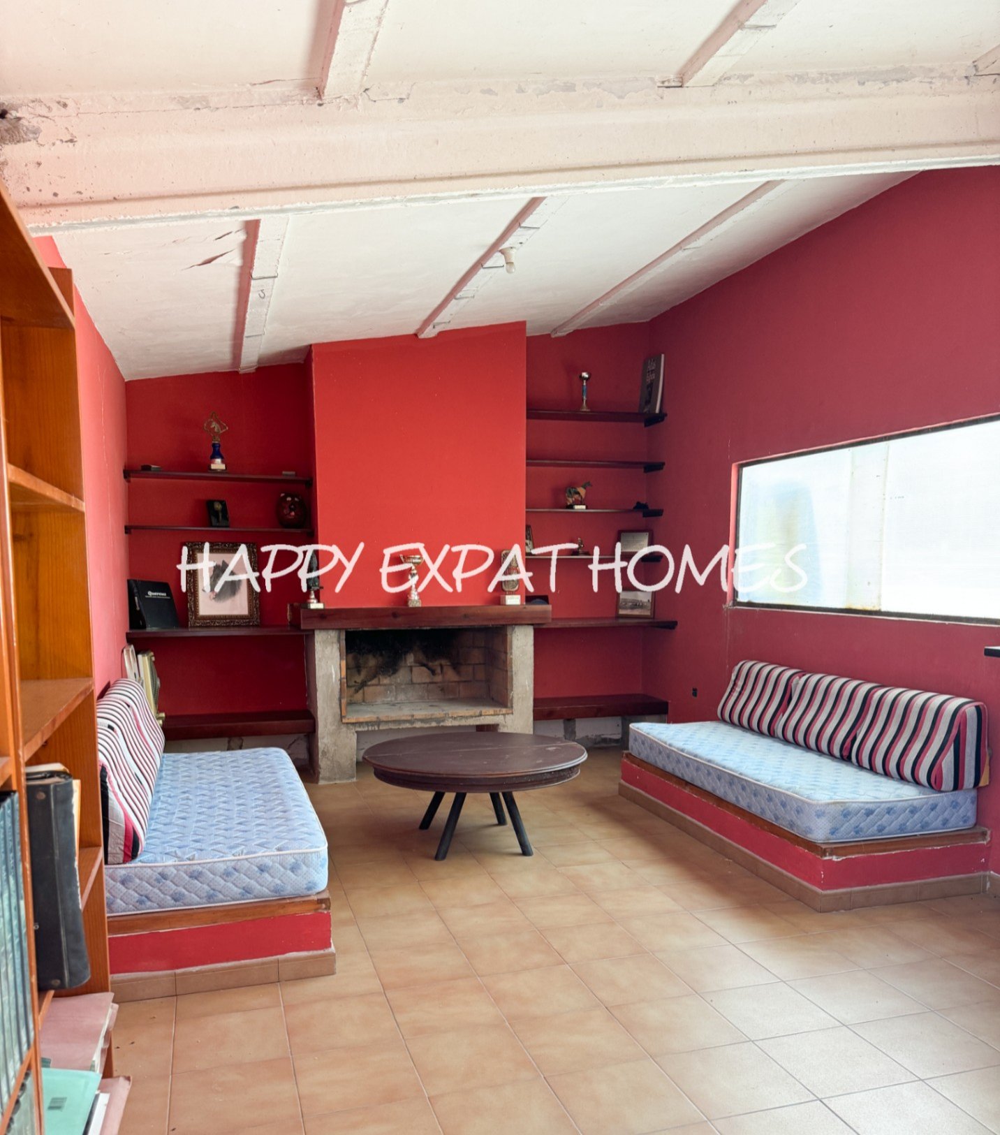 Dieses absolut atemberaubende, modernisierte Landhaus ist in natürliches Licht getaucht und verfügt über hohe Fenster, einen Salzwasserpool, Pferdestä