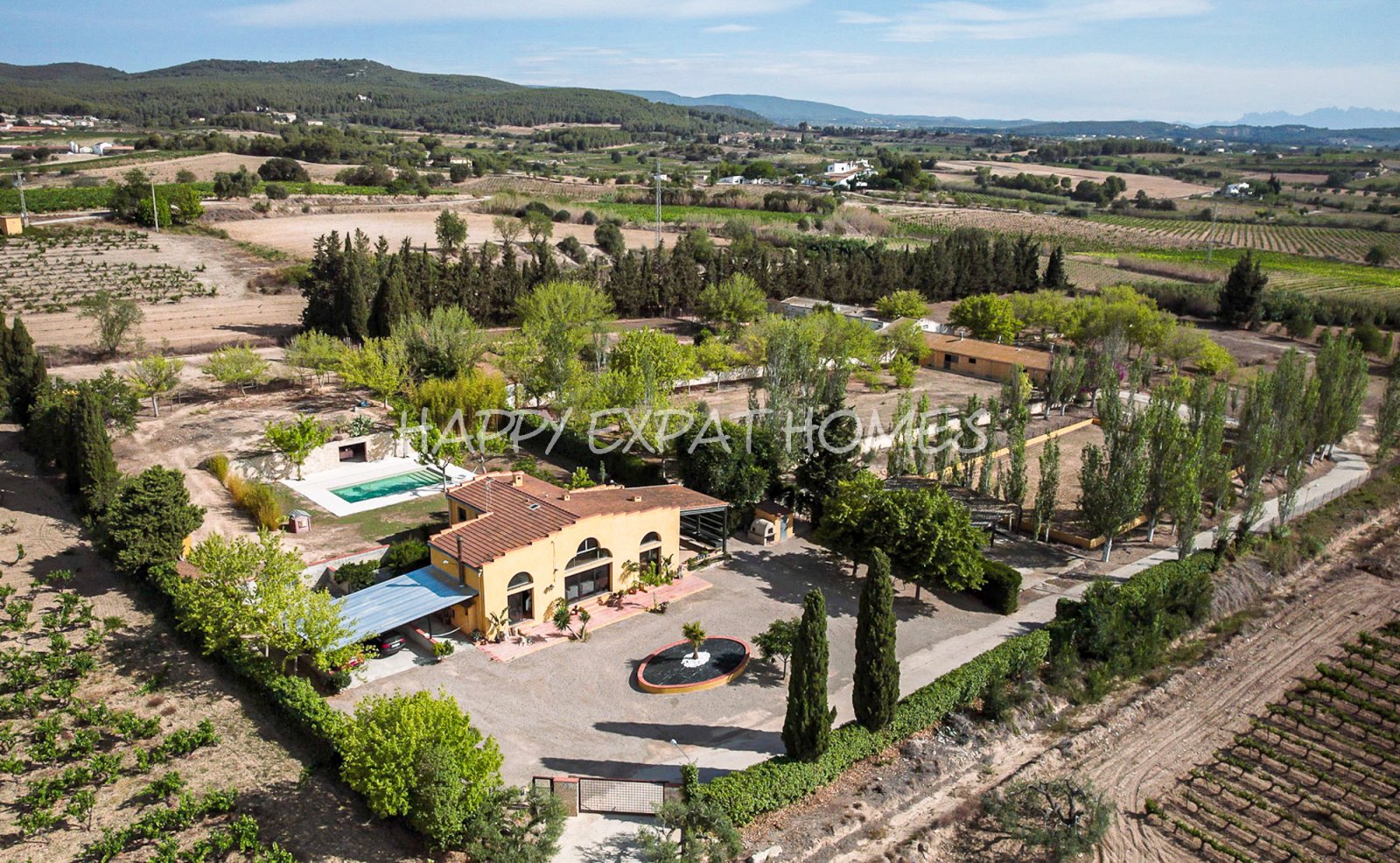 Dieses absolut atemberaubende, modernisierte Landhaus ist in natürliches Licht getaucht und verfügt über hohe Fenster, einen Salzwasserpool, Pferdestä