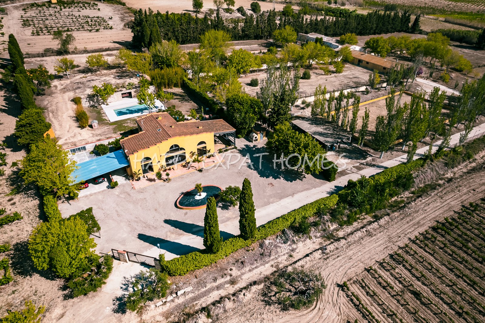 Dieses absolut atemberaubende, modernisierte Landhaus ist in natürliches Licht getaucht und verfügt über hohe Fenster, einen Salzwasserpool, Pferdestä