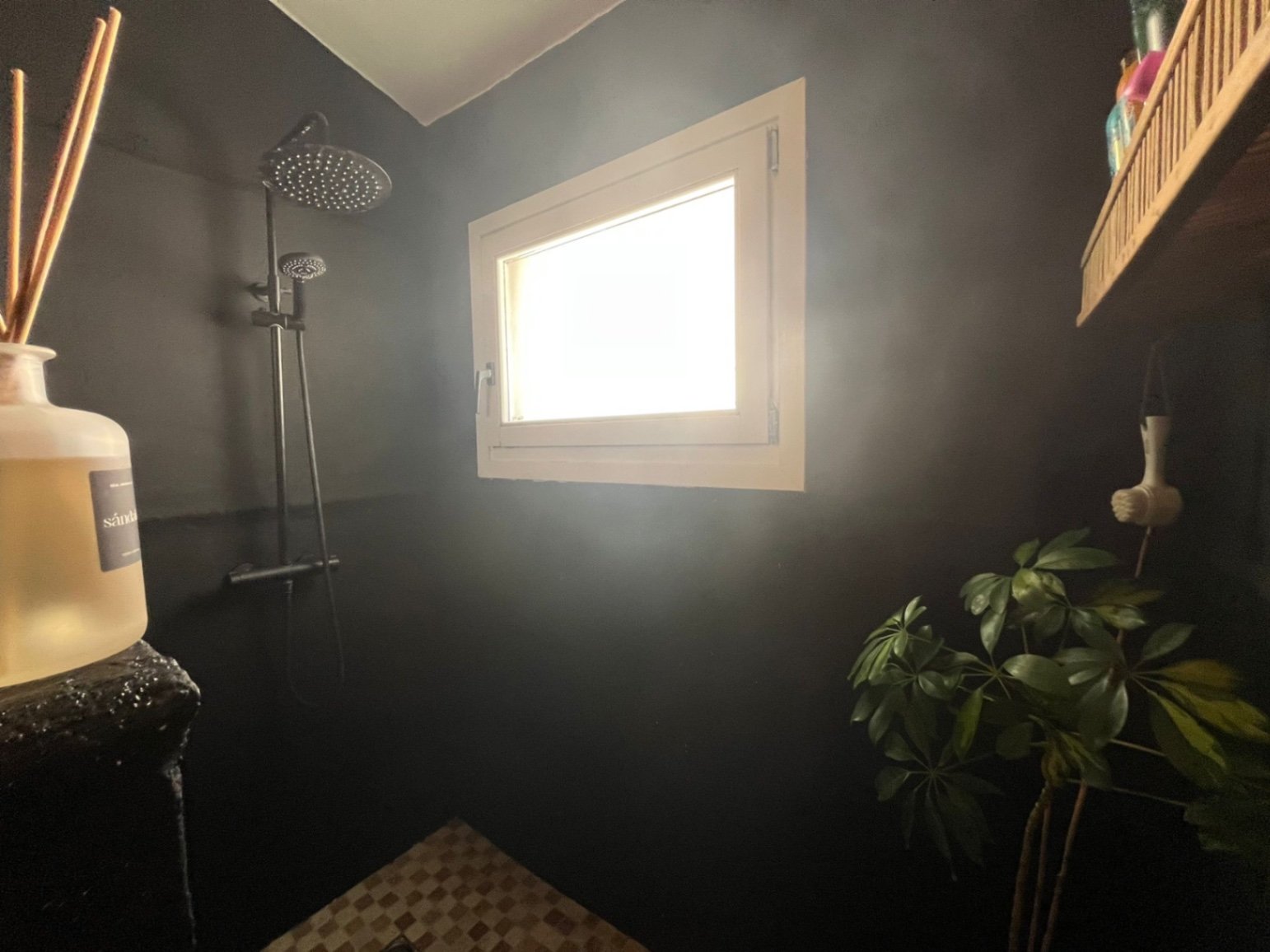 Dieses komplett möblierte Haus in einem perfekten Wartungszustand befindet sich in den ruhigen Hügeln von Olivella und bietet beeindruckende Ausblicke