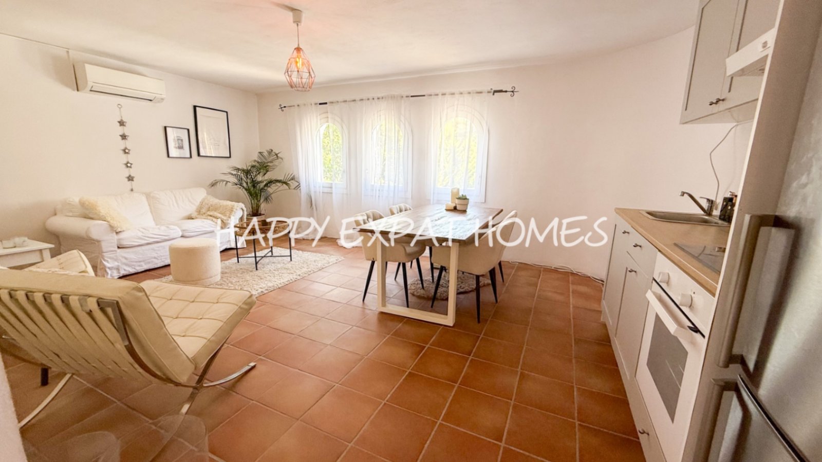 Dieses komplett möblierte Haus in einem perfekten Wartungszustand befindet sich in den ruhigen Hügeln von Olivella und bietet beeindruckende Ausblicke