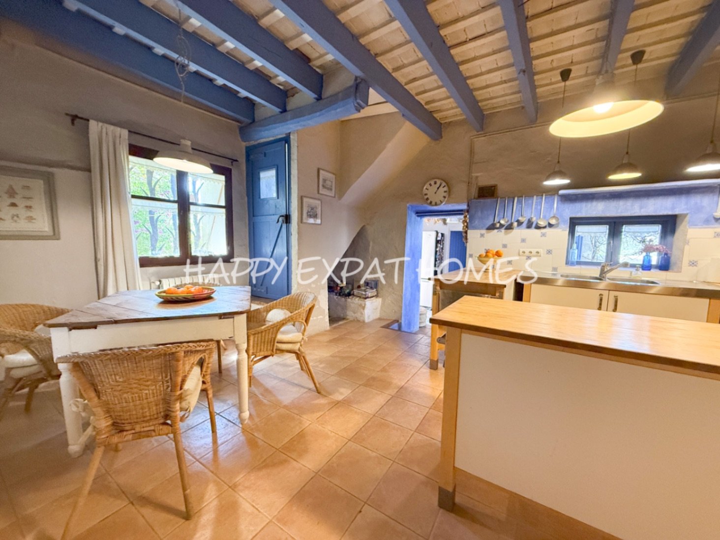 Umgeben von der rauen, offenen Schönheit des Naturparks Garraf bietet diese Masia aus dem 17. Jahrhundert die seltene Gelegenheit, ein vollständig res