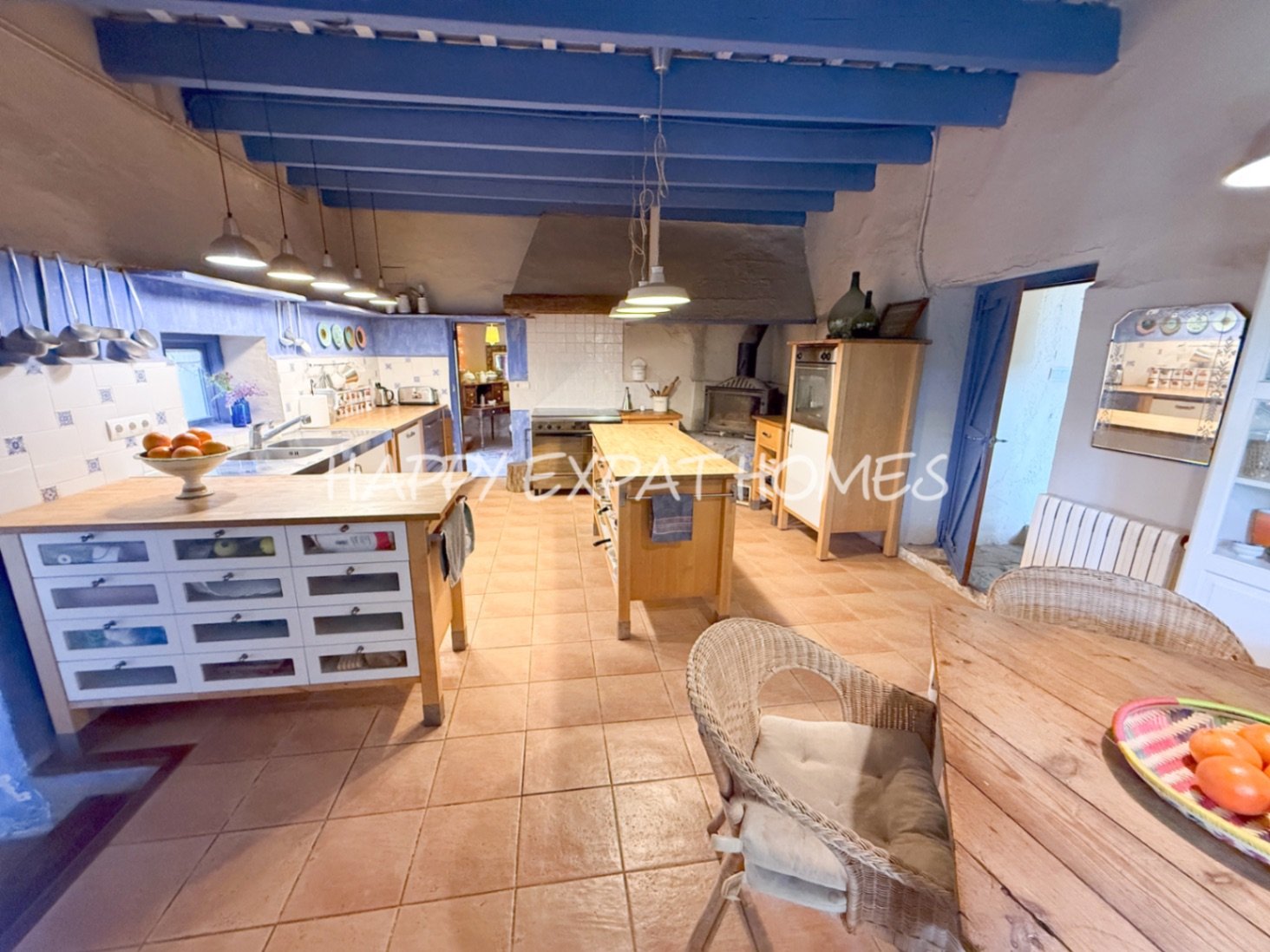 Umgeben von der rauen, offenen Schönheit des Naturparks Garraf bietet diese Masia aus dem 17. Jahrhundert die seltene Gelegenheit, ein vollständig res