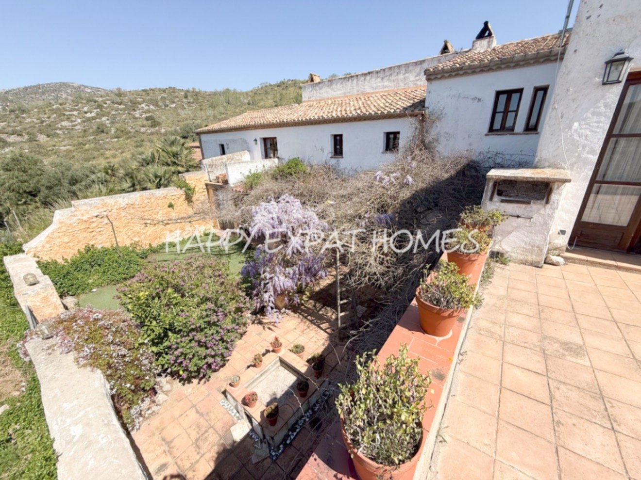 Umgeben von der rauen, offenen Schönheit des Naturparks Garraf bietet diese Masia aus dem 17. Jahrhundert die seltene Gelegenheit, ein vollständig res