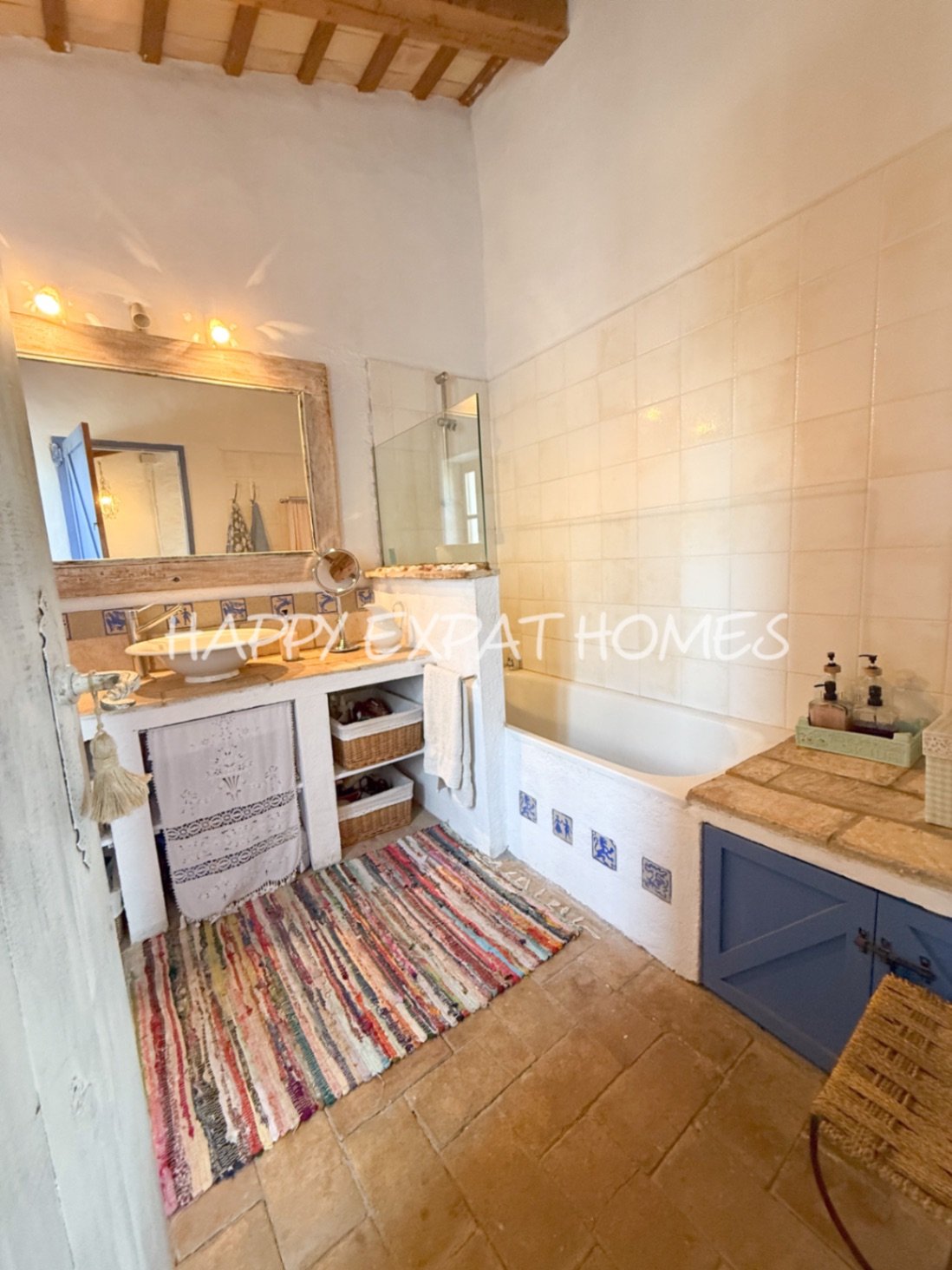 Umgeben von der rauen, offenen Schönheit des Naturparks Garraf bietet diese Masia aus dem 17. Jahrhundert die seltene Gelegenheit, ein vollständig res