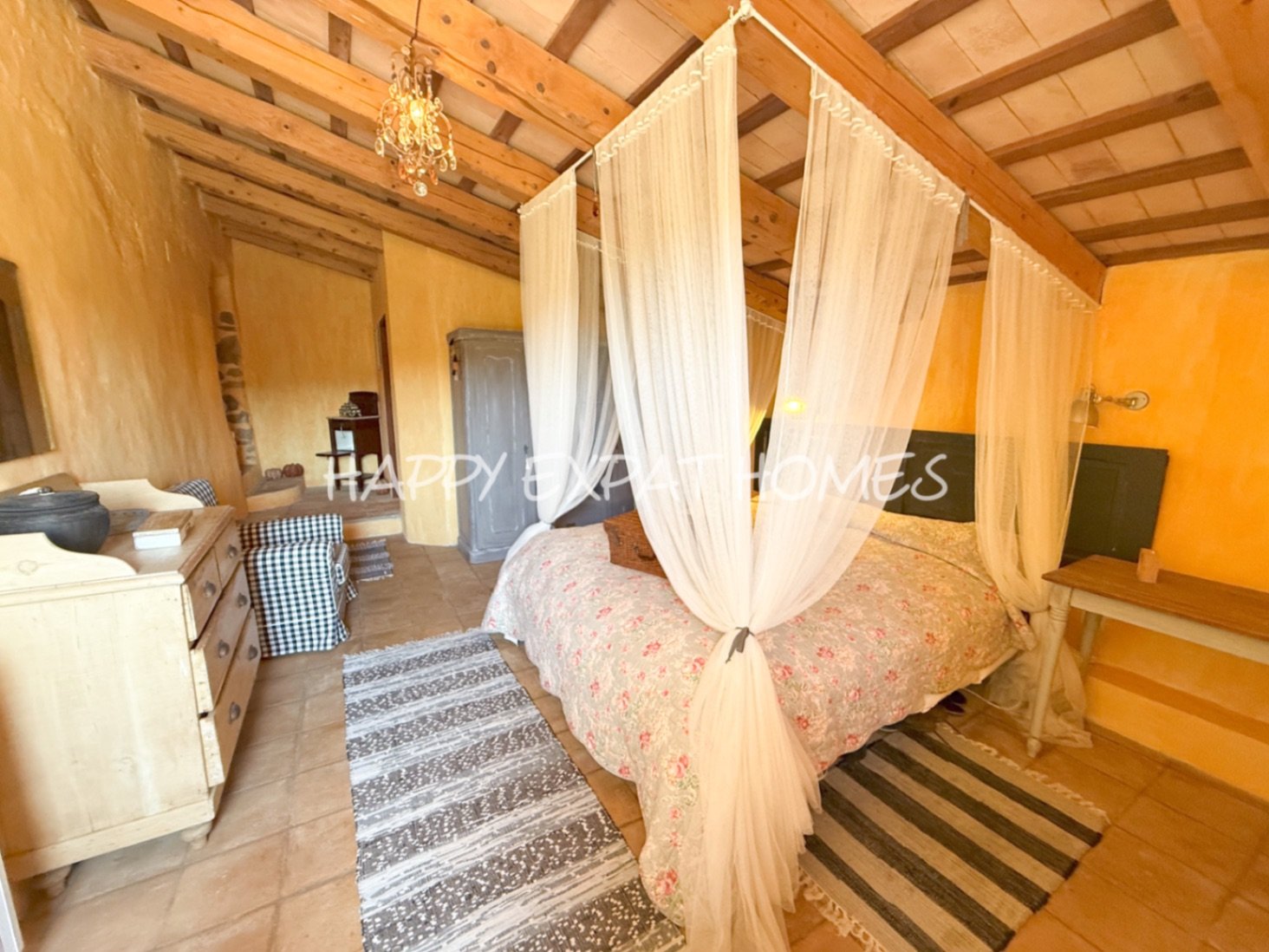 Umgeben von der rauen, offenen Schönheit des Naturparks Garraf bietet diese Masia aus dem 17. Jahrhundert die seltene Gelegenheit, ein vollständig res