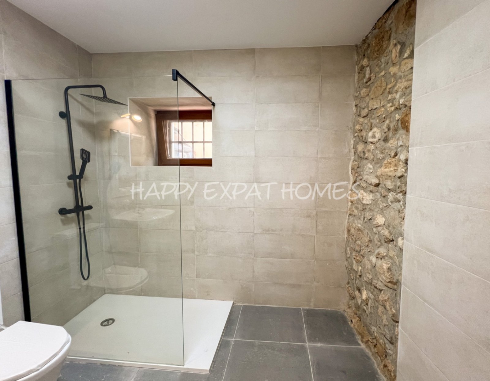 Schreiten Sie in die Geschichte und stellen Sie sich die Möglichkeiten vor.
Dieses einzigartige Haus aus dem 18. Jahrhundert befindet sich im malerisc