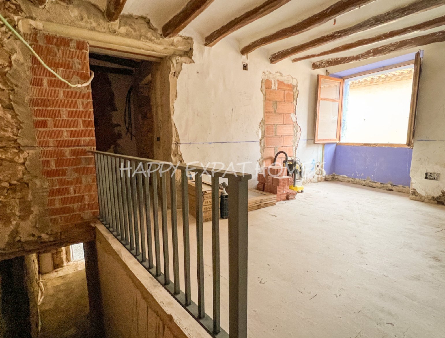 Schreiten Sie in die Geschichte und stellen Sie sich die Möglichkeiten vor.
Dieses einzigartige Haus aus dem 18. Jahrhundert befindet sich im malerisc