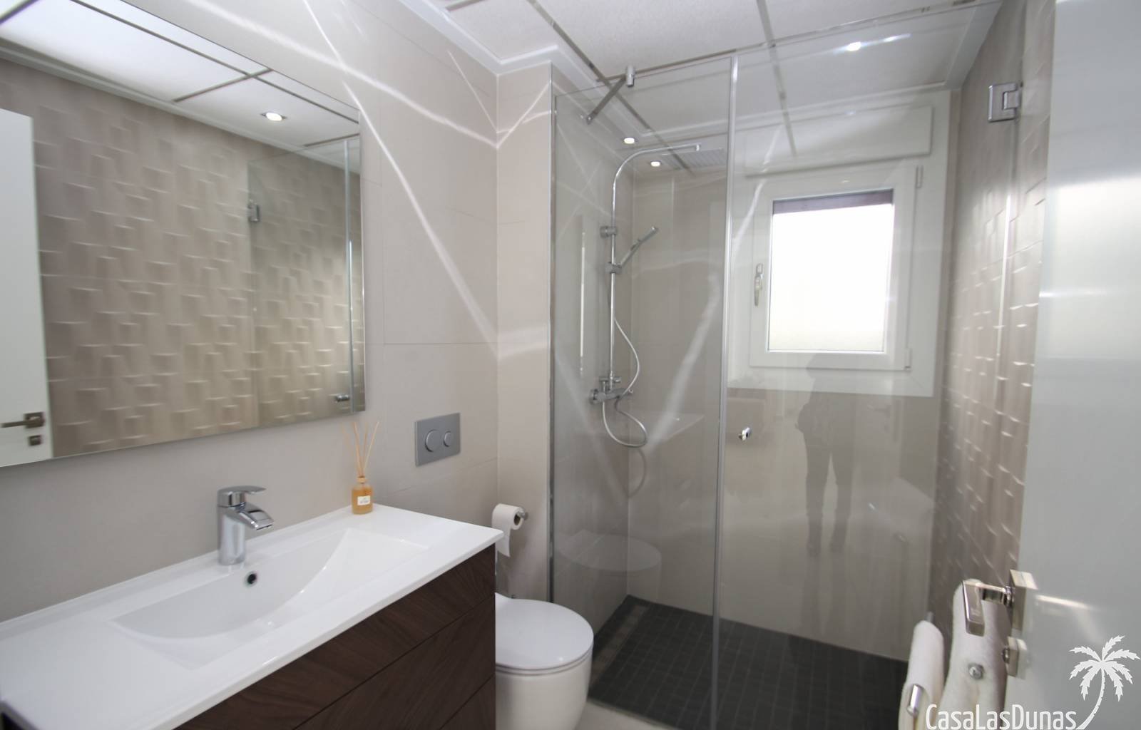 2 wunderschöne Villen mit privatem Pool auf einem Grundstück von nicht weniger als 440 m2. Für einen besonders schönen Effekt verfügt das Haus über e