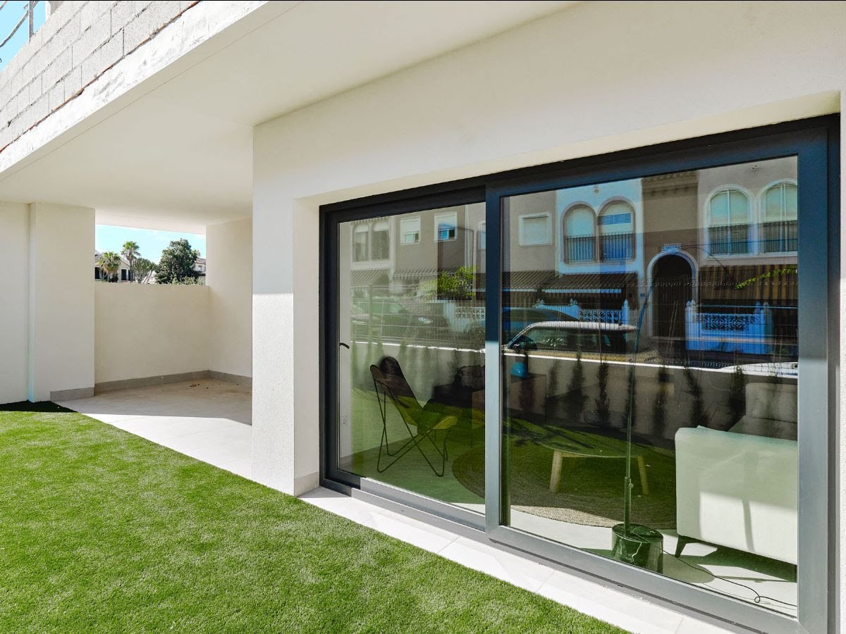  In der charmanten Stadt Torrevieja gelegen, bietet diese Wohnanlage eine Auswahl von 55 Bungalows, die darauf ausgelegt sind, die Bedürfnisse derjeni