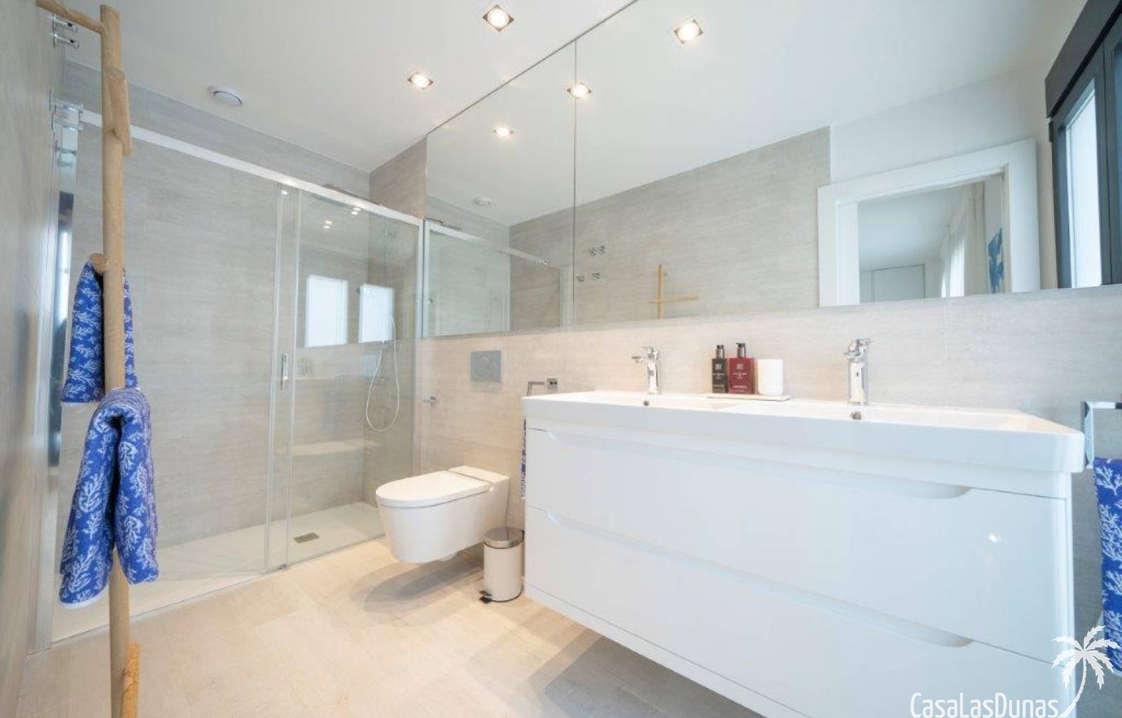 VILLA SUNRISE bietet ein unvergleichliches Urlaubserlebnis für diejenigen, die Luxus und Komfort in einer idyllischen Umgebung suchen. An der wunders