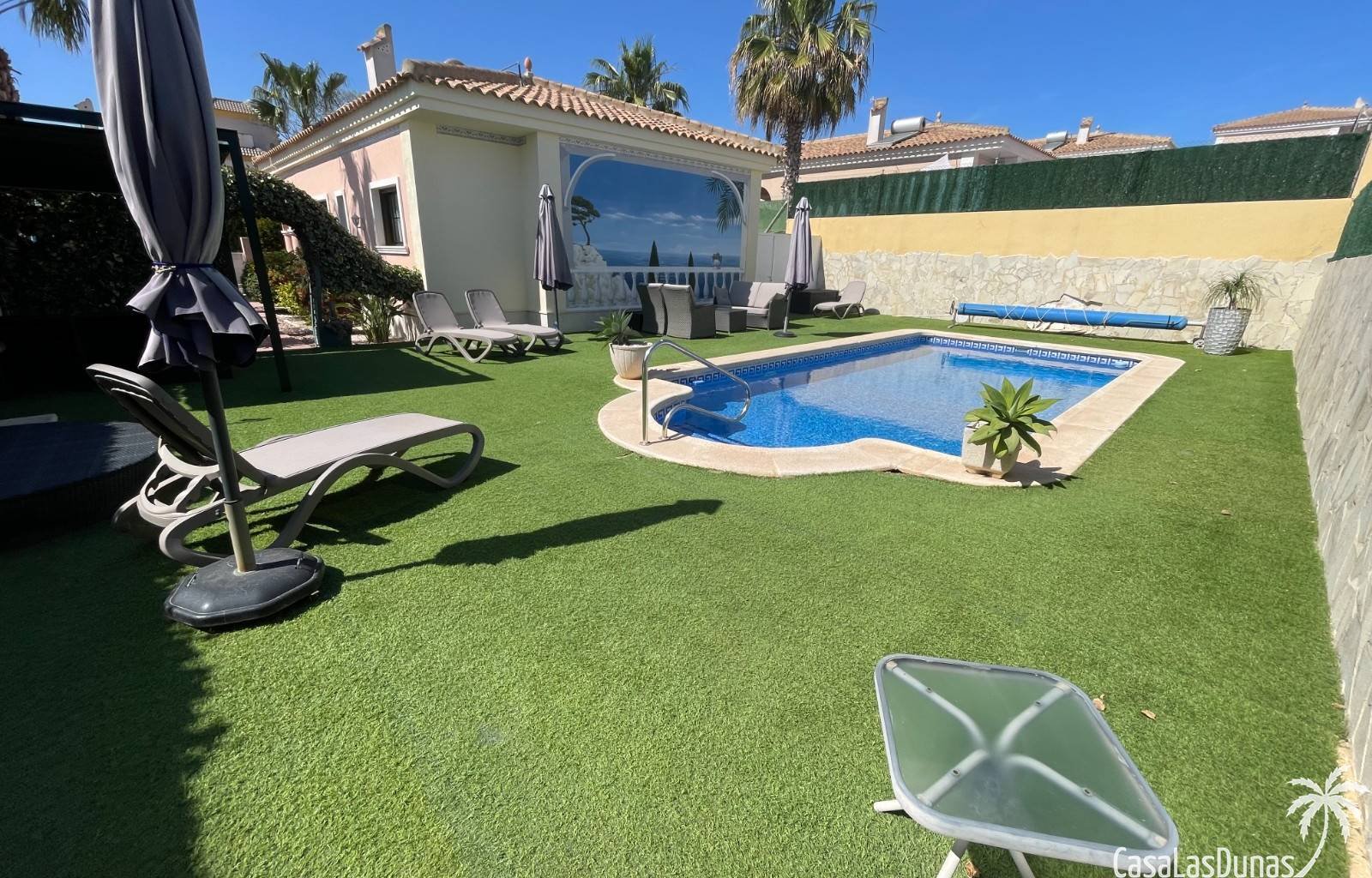 Die Villa Marina liegt in der charmanten Wohngegend La Marina in San Fulgencio und bietet eine Oase der Ruhe und des Luxus für alle, die ein einzigar