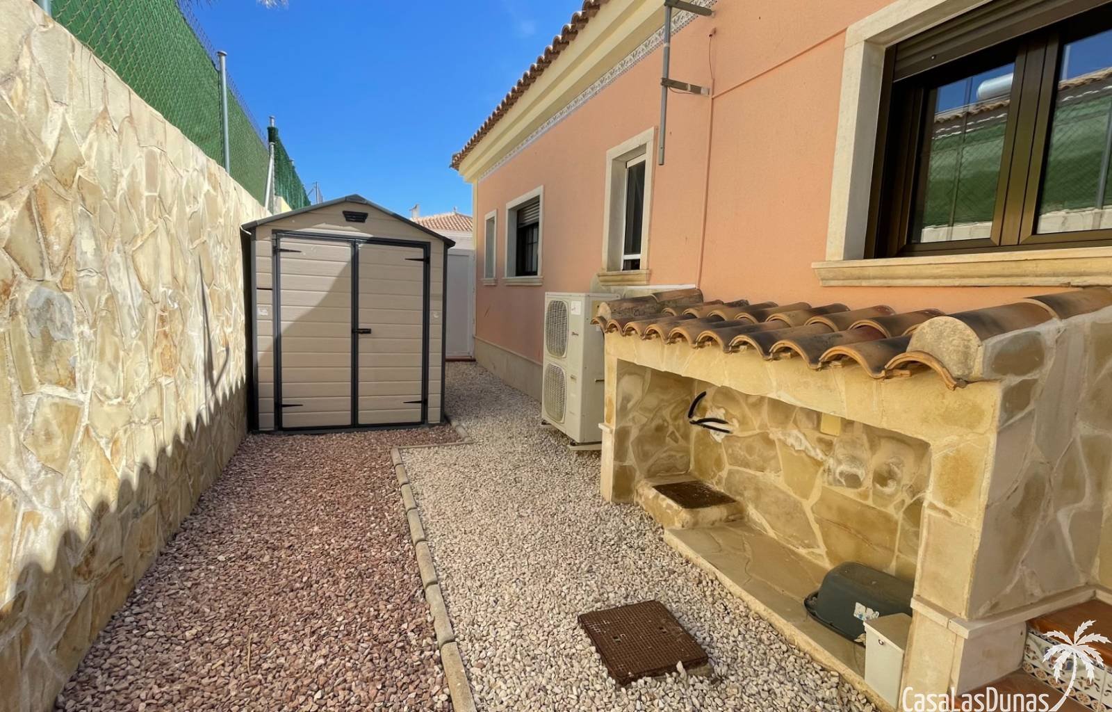 Die Villa Marina liegt in der charmanten Wohngegend La Marina in San Fulgencio und bietet eine Oase der Ruhe und des Luxus für alle, die ein einzigar