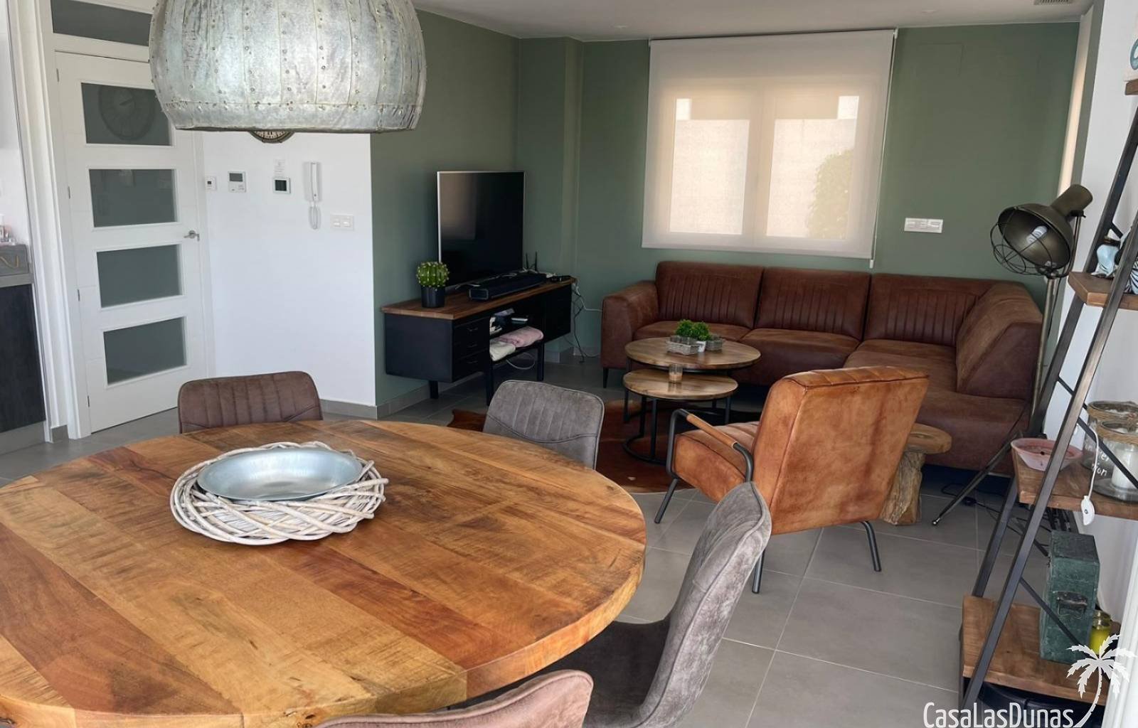 „Villa Kiro“ ist ein luxuriöser Rückzugsort im malerischen Dorf La Marina an der spanischen Küste. Diese über drei Etagen verteilte Luxusvilla bietet