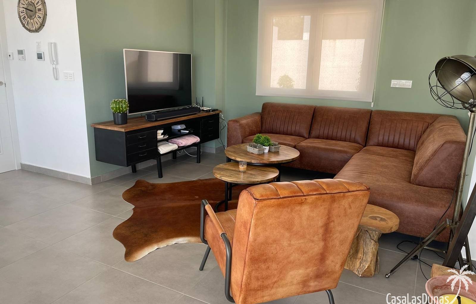 „Villa Kiro“ ist ein luxuriöser Rückzugsort im malerischen Dorf La Marina an der spanischen Küste. Diese über drei Etagen verteilte Luxusvilla bietet