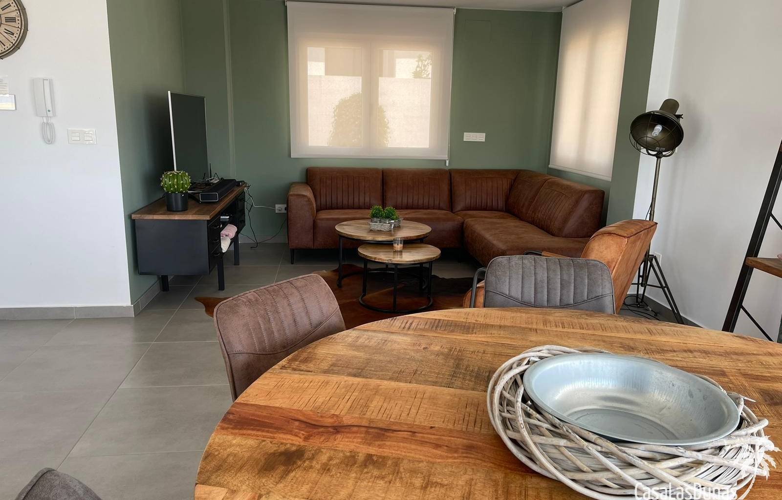 „Villa Kiro“ ist ein luxuriöser Rückzugsort im malerischen Dorf La Marina an der spanischen Küste. Diese über drei Etagen verteilte Luxusvilla bietet