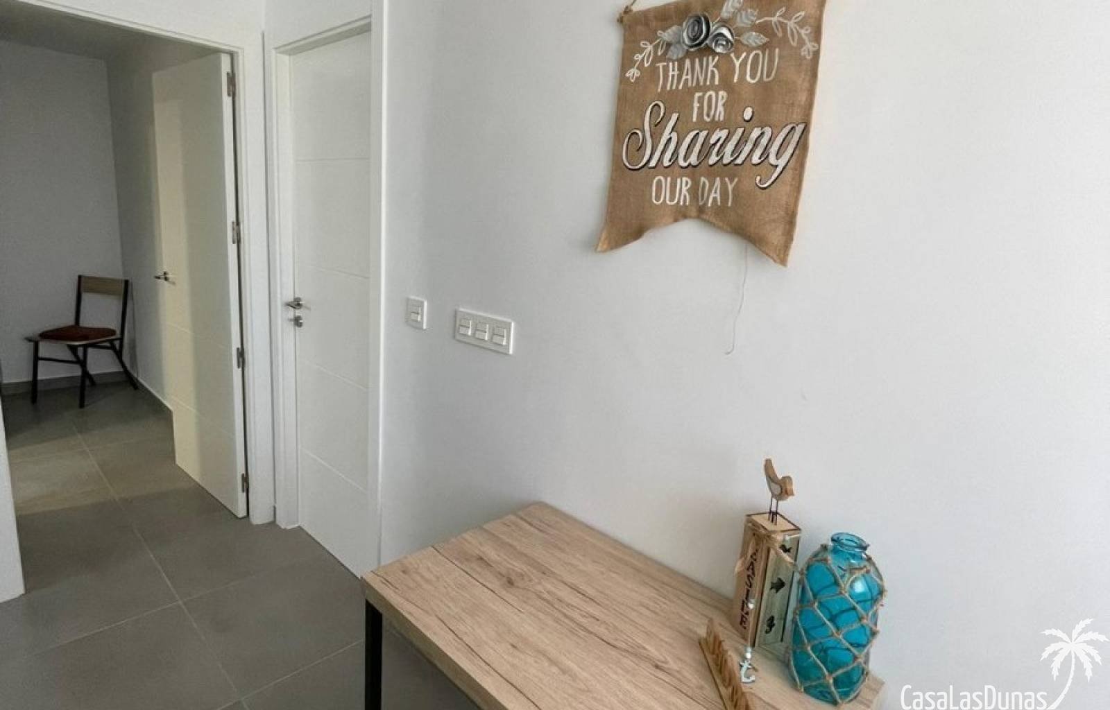 „Villa Kiro“ ist ein luxuriöser Rückzugsort im malerischen Dorf La Marina an der spanischen Küste. Diese über drei Etagen verteilte Luxusvilla bietet