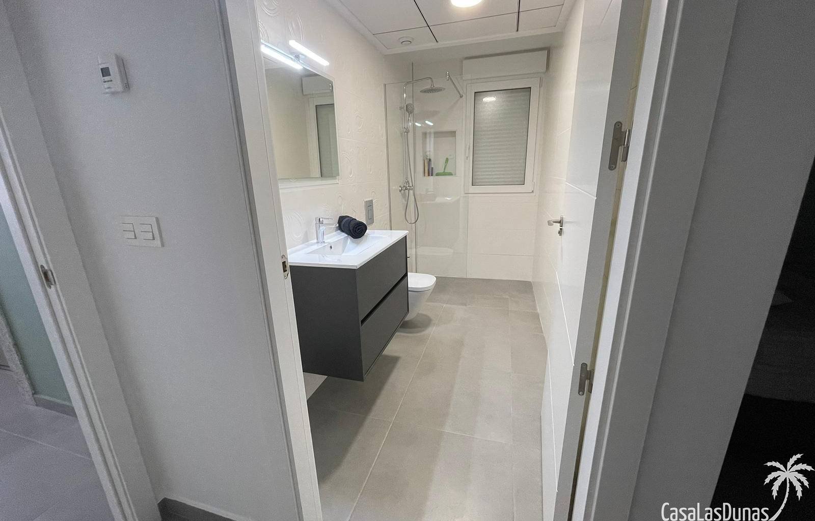 „Villa Kiro“ ist ein luxuriöser Rückzugsort im malerischen Dorf La Marina an der spanischen Küste. Diese über drei Etagen verteilte Luxusvilla bietet