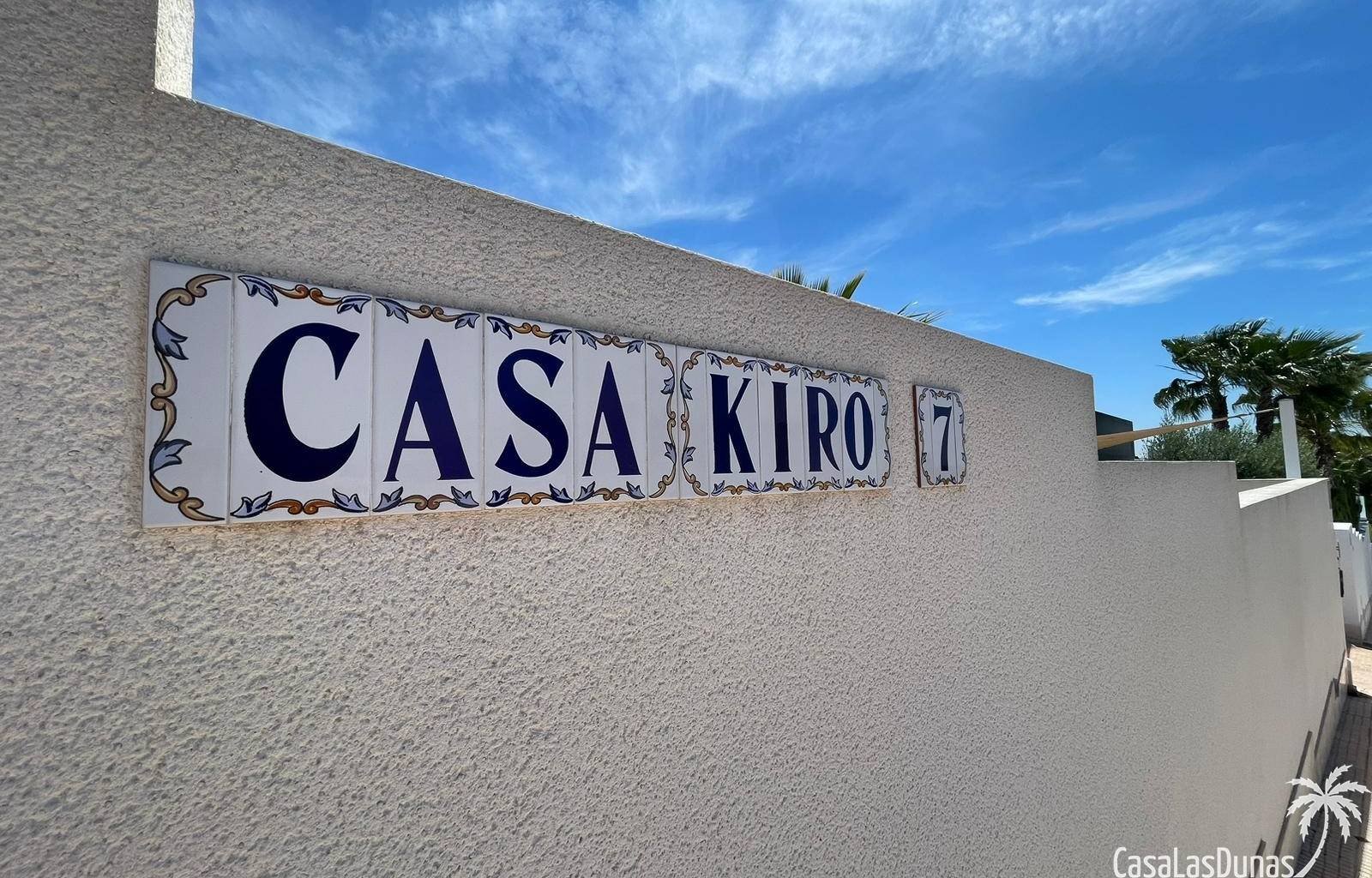 „Villa Kiro“ ist ein luxuriöser Rückzugsort im malerischen Dorf La Marina an der spanischen Küste. Diese über drei Etagen verteilte Luxusvilla bietet