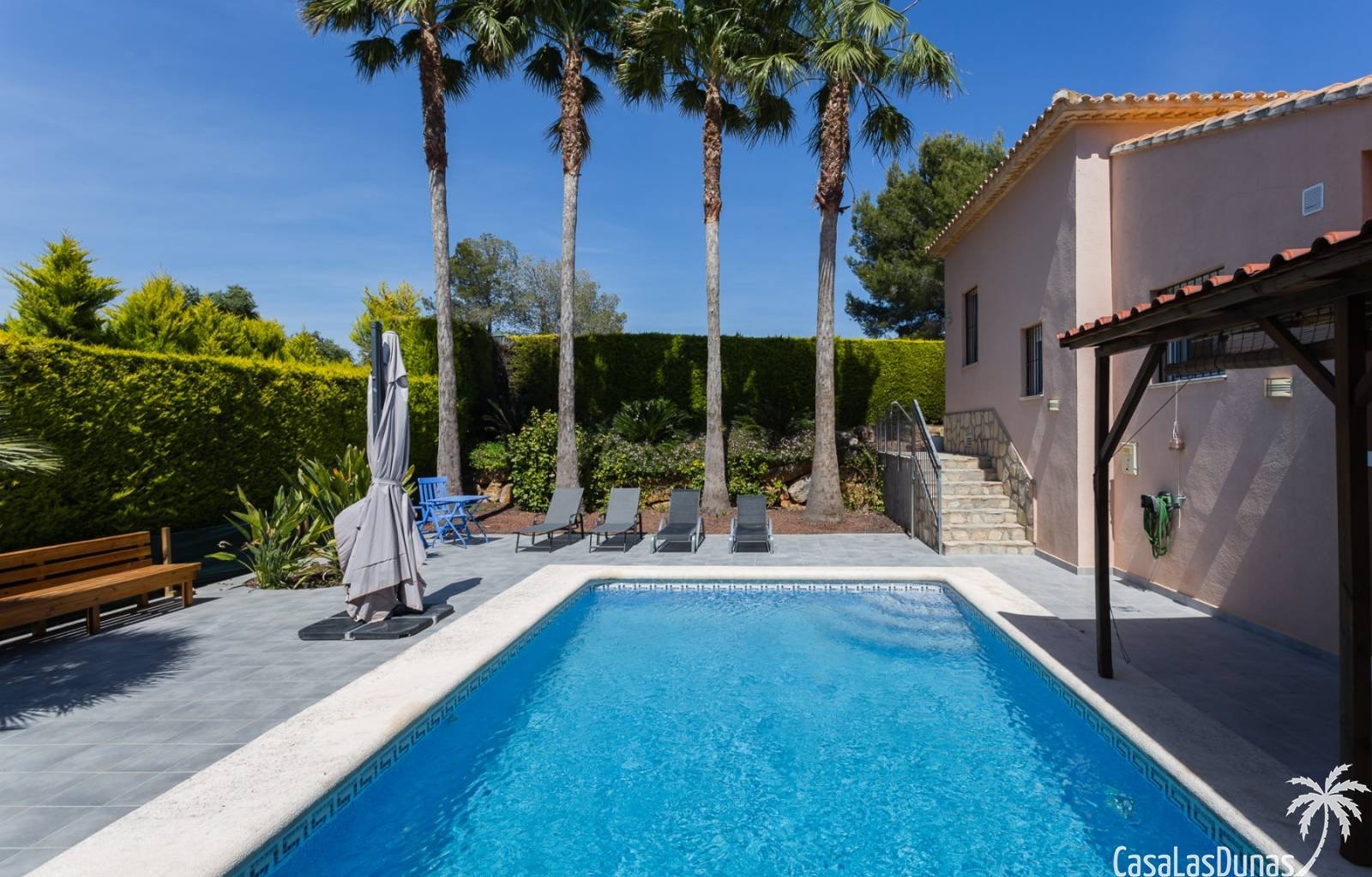 Diese wunderschöne Villa liegt auf der Südseite des Berges La Sella und ist ideal für diejenigen, die einen erholsamen und ruhigen Urlaub verbringen