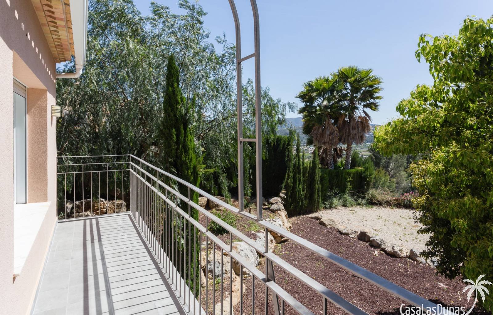 Diese wunderschöne Villa liegt auf der Südseite des Berges La Sella und ist ideal für diejenigen, die einen erholsamen und ruhigen Urlaub verbringen