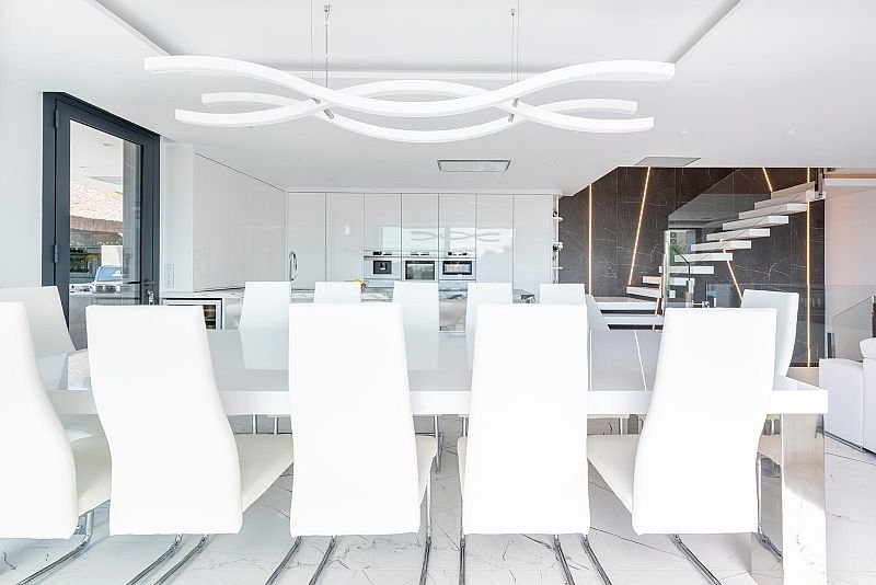 Diese exklusive Villa befindet sich in der schönen Stadt Calpe und bietet eine privilegierte Umgebung nur 1 km vom Meer entfernt. Entworfen für dieje