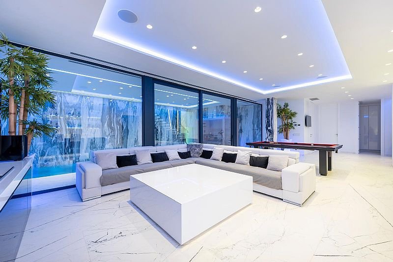 Diese exklusive Villa befindet sich in der schönen Stadt Calpe und bietet eine privilegierte Umgebung nur 1 km vom Meer entfernt. Entworfen für dieje