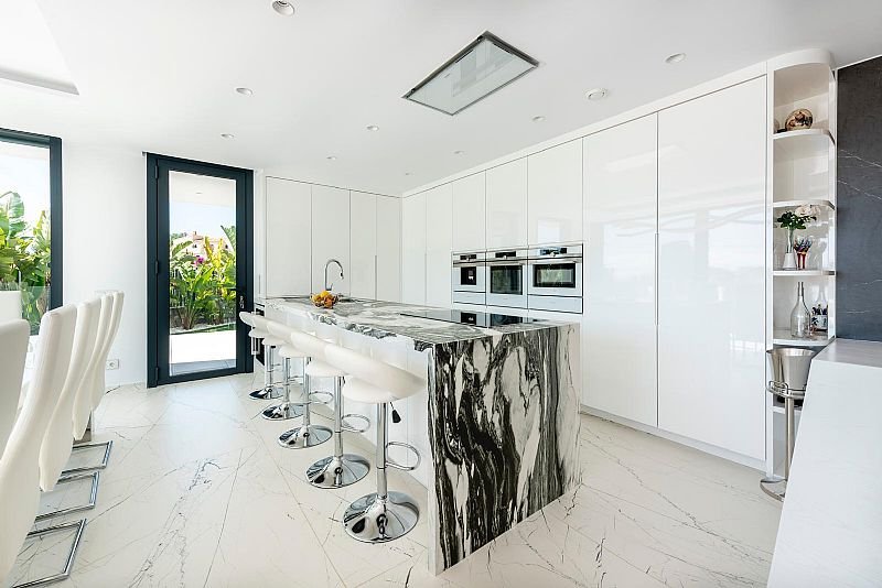 Diese exklusive Villa befindet sich in der schönen Stadt Calpe und bietet eine privilegierte Umgebung nur 1 km vom Meer entfernt. Entworfen für dieje