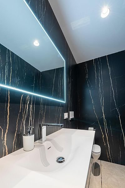 Diese exklusive Villa befindet sich in der schönen Stadt Calpe und bietet eine privilegierte Umgebung nur 1 km vom Meer entfernt. Entworfen für dieje