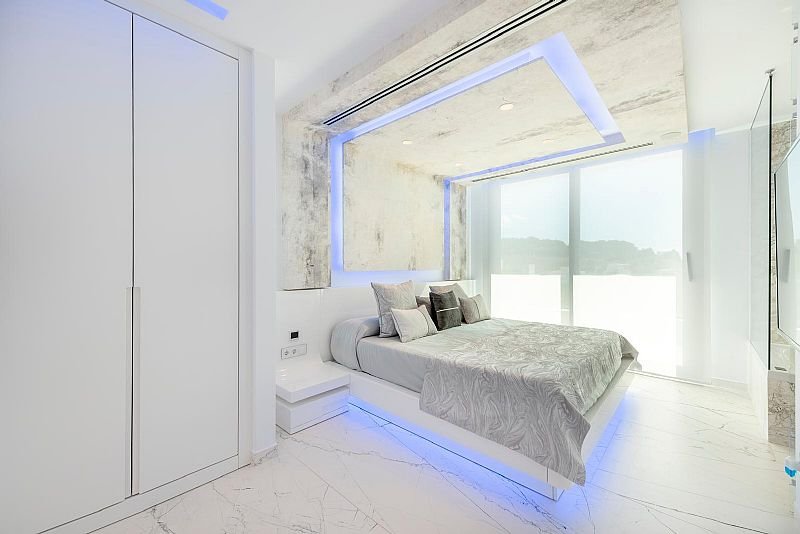 Diese exklusive Villa befindet sich in der schönen Stadt Calpe und bietet eine privilegierte Umgebung nur 1 km vom Meer entfernt. Entworfen für dieje