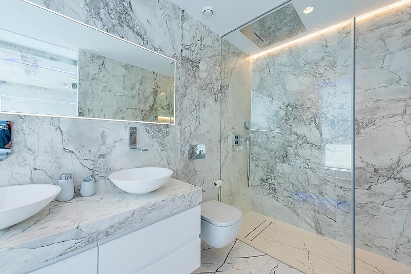 Diese exklusive Villa befindet sich in der schönen Stadt Calpe und bietet eine privilegierte Umgebung nur 1 km vom Meer entfernt. Entworfen für dieje