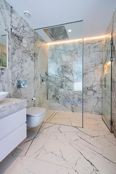 Diese exklusive Villa befindet sich in der schönen Stadt Calpe und bietet eine privilegierte Umgebung nur 1 km vom Meer entfernt. Entworfen für dieje