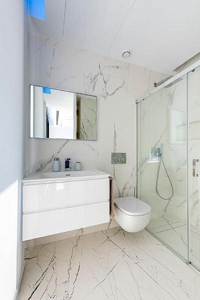 Diese exklusive Villa befindet sich in der schönen Stadt Calpe und bietet eine privilegierte Umgebung nur 1 km vom Meer entfernt. Entworfen für dieje