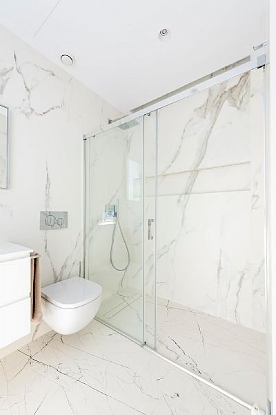 Diese exklusive Villa befindet sich in der schönen Stadt Calpe und bietet eine privilegierte Umgebung nur 1 km vom Meer entfernt. Entworfen für dieje