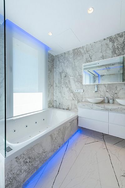 Diese exklusive Villa befindet sich in der schönen Stadt Calpe und bietet eine privilegierte Umgebung nur 1 km vom Meer entfernt. Entworfen für dieje