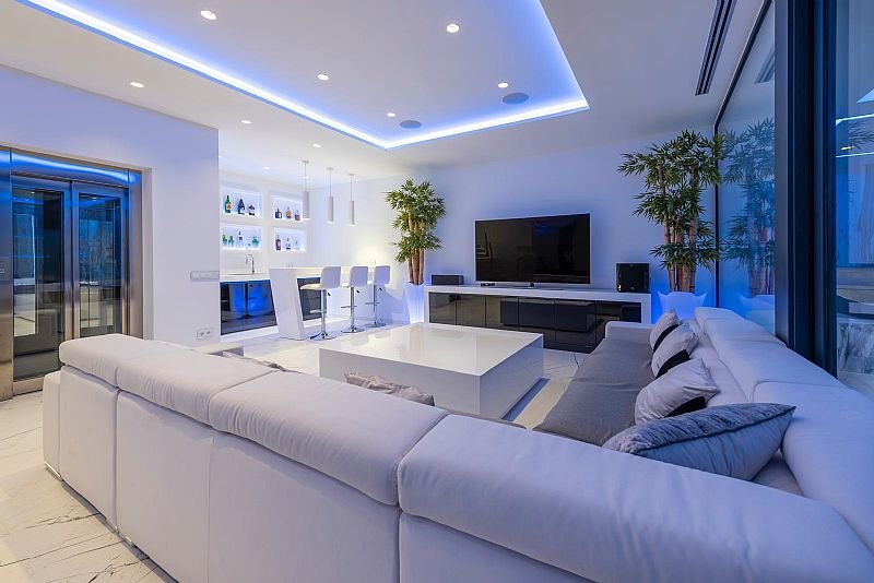 Diese exklusive Villa befindet sich in der schönen Stadt Calpe und bietet eine privilegierte Umgebung nur 1 km vom Meer entfernt. Entworfen für dieje