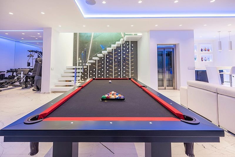 Diese exklusive Villa befindet sich in der schönen Stadt Calpe und bietet eine privilegierte Umgebung nur 1 km vom Meer entfernt. Entworfen für dieje