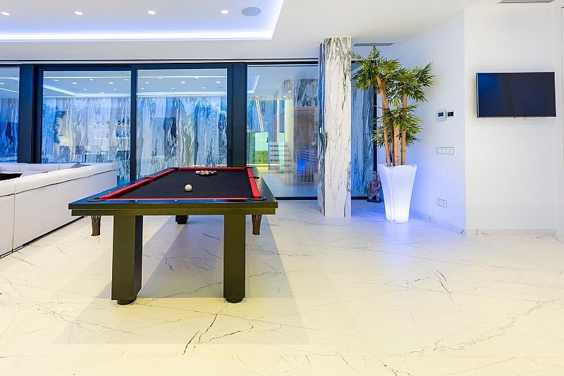 Diese exklusive Villa befindet sich in der schönen Stadt Calpe und bietet eine privilegierte Umgebung nur 1 km vom Meer entfernt. Entworfen für dieje