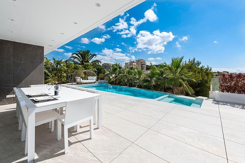 Diese exklusive Villa befindet sich in der schönen Stadt Calpe und bietet eine privilegierte Umgebung nur 1 km vom Meer entfernt. Entworfen für dieje