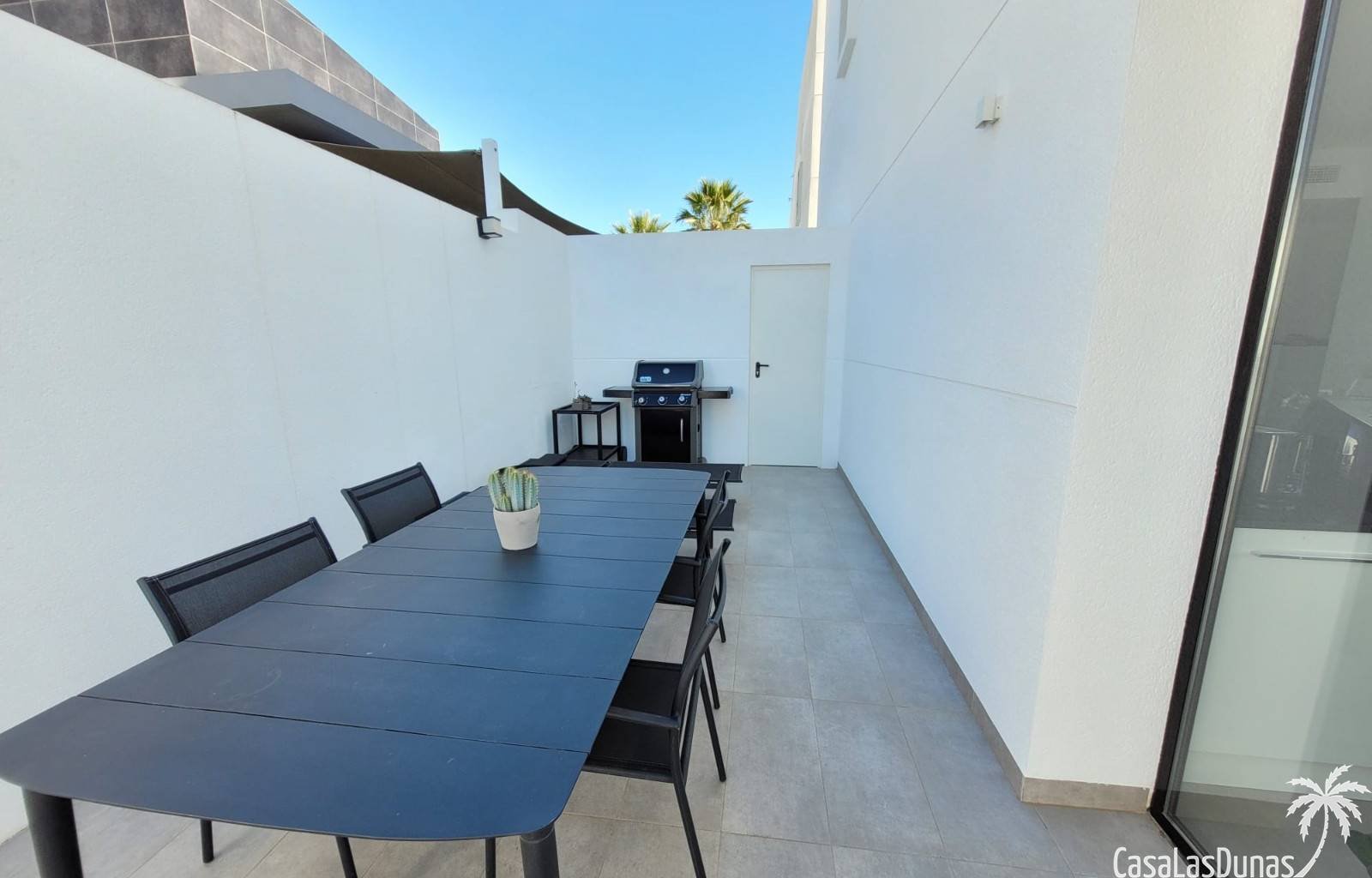 Sonrica ist eine wunderschöne Unterkunft mit perfekten Annehmlichkeiten für einen komfortablen Aufenthalt. Das Haus verfügt über zwei Toiletten und e